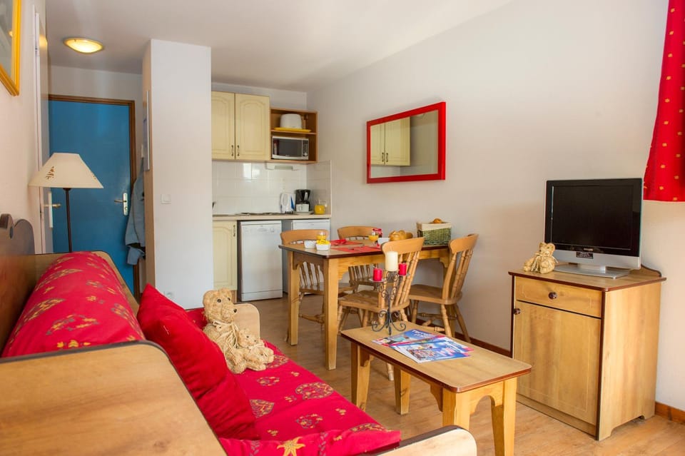 Kitchen or kitchenette, Living room, Dining area
