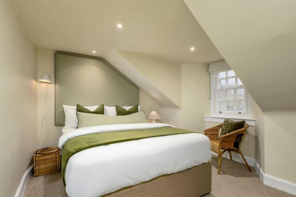 3-Bed Georgian Townhouse Next to Wellbeing Clinic Apartment in Stirling