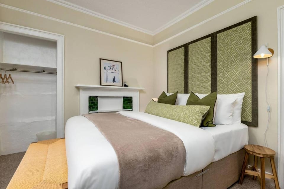 3-Bed Georgian Townhouse Next to Wellbeing Clinic Apartment in Stirling
