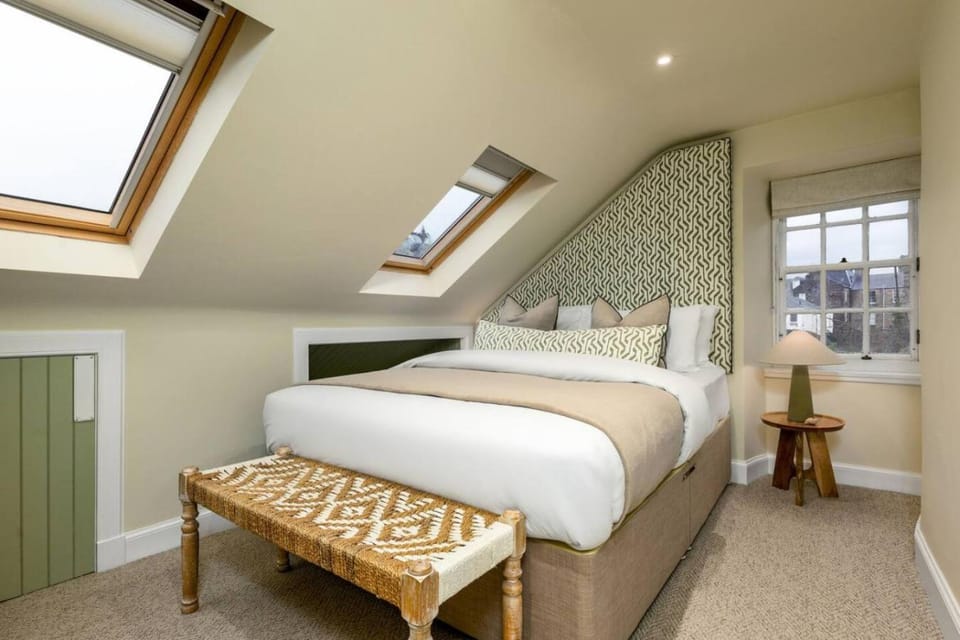 3-Bed Georgian Townhouse Next to Wellbeing Clinic Apartment in Stirling