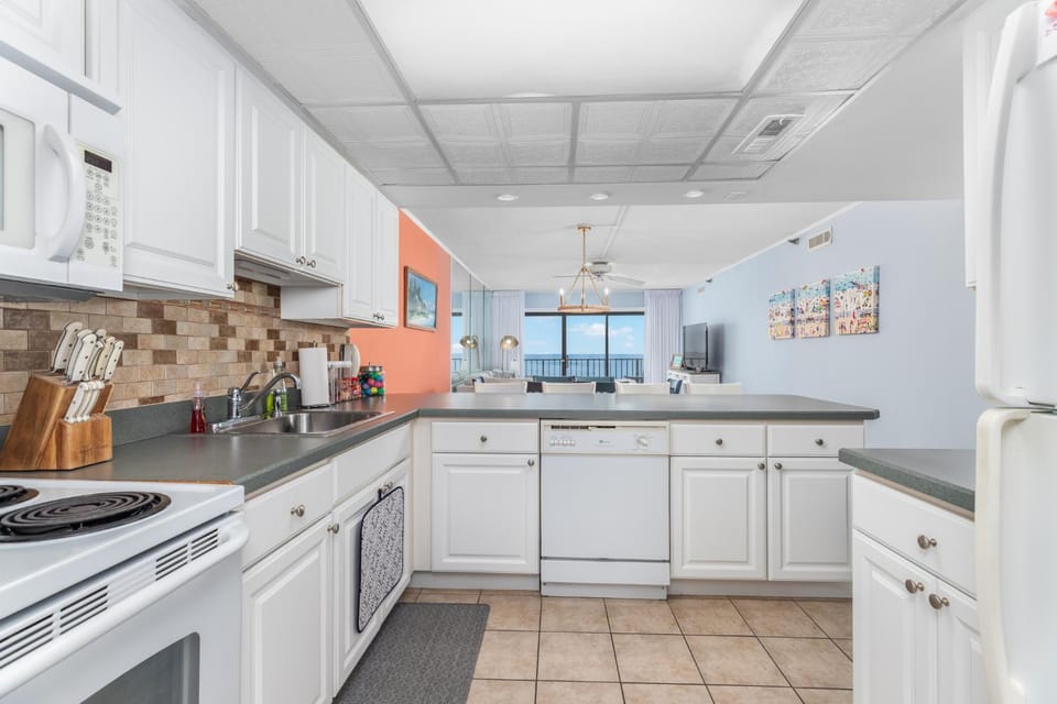 Wake up to stunning ocean views in this beautiful Plaza condominium! House in Ocean City