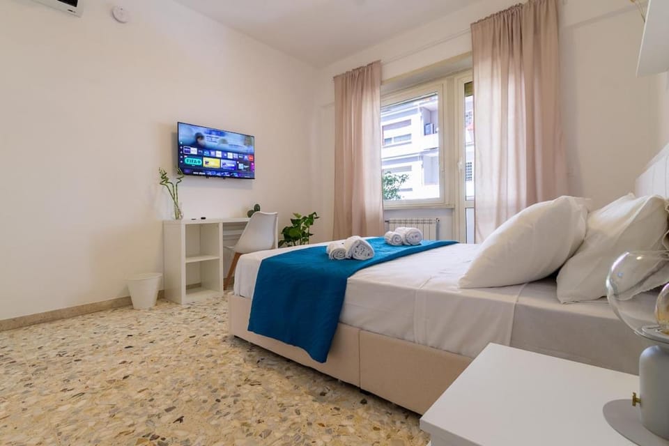 Bed, TV and multimedia, Bedroom