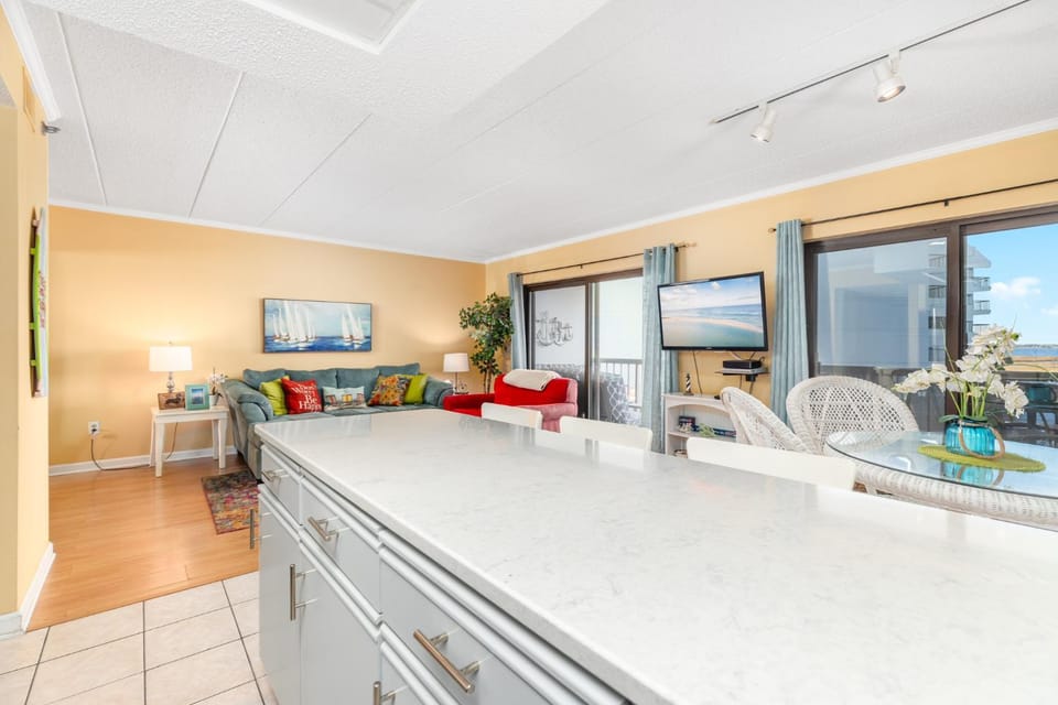 Kitchen or kitchenette, Living room, Seating area, Dining area