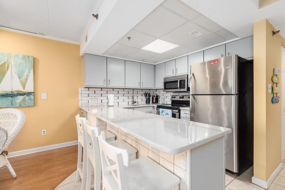 Kitchen or kitchenette, Dining area, oven, stove