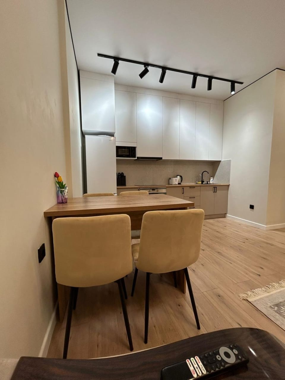 Kitchen or kitchenette, Dining area, minibar, stove