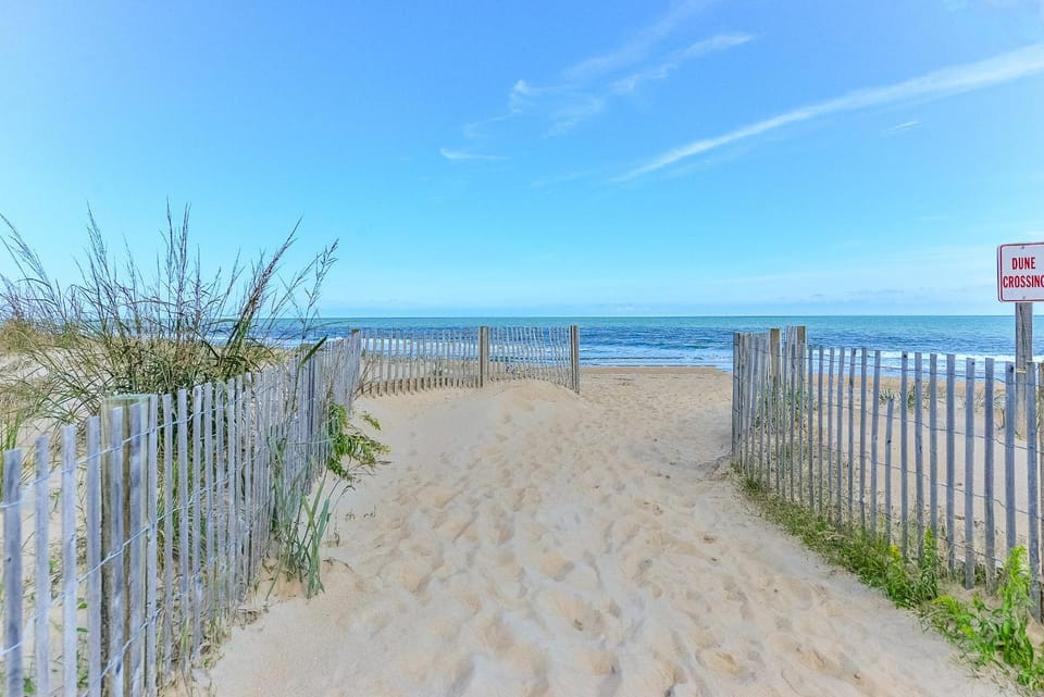 Harbour Bay-Cozy Canal-Front Condo – Pool & Water Views House in Ocean City