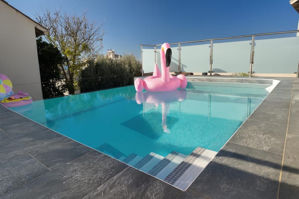 Swimming pool, Swimming pool