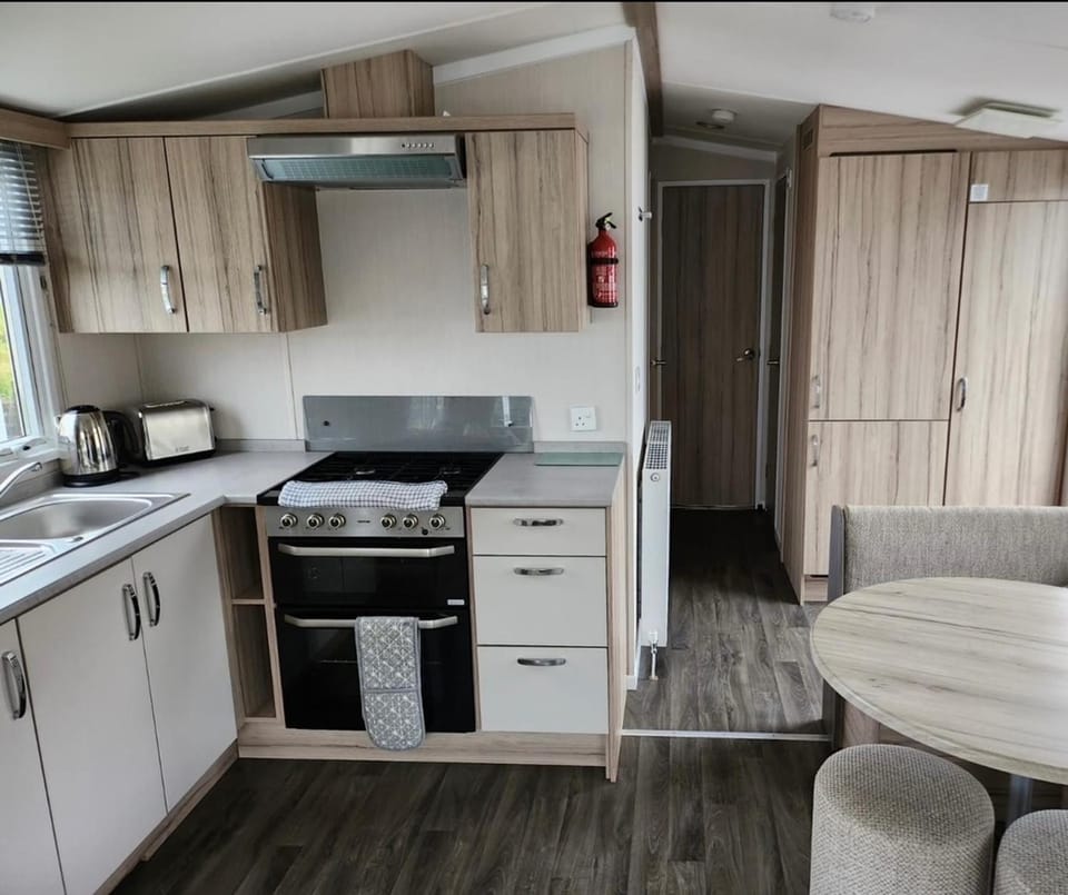 Kitchen or kitchenette, Living room, Seating area, Dining area, dishwasher, oven, pet friendly, stove, toaster