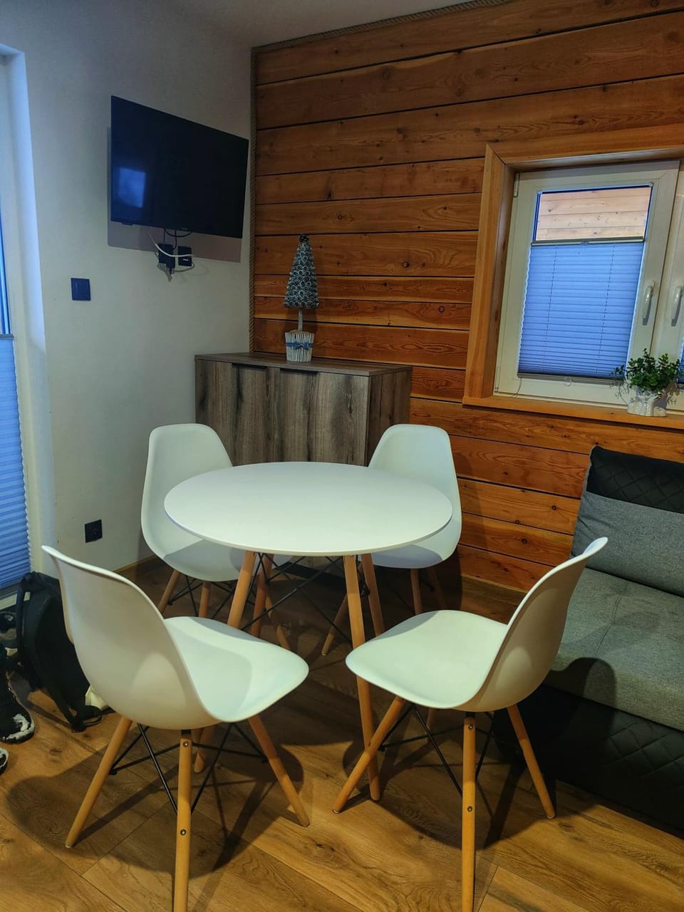 TV and multimedia, Living room, Seating area, Dining area