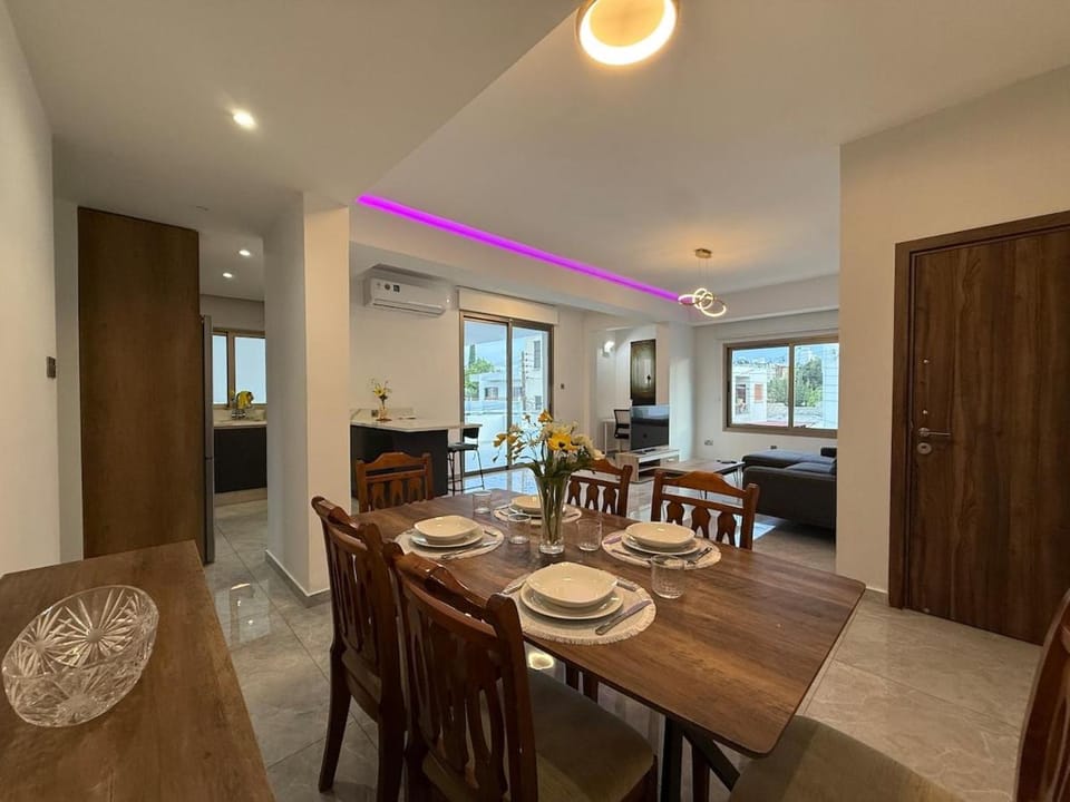 Kitchen or kitchenette, Seating area, Dining area, air conditioner