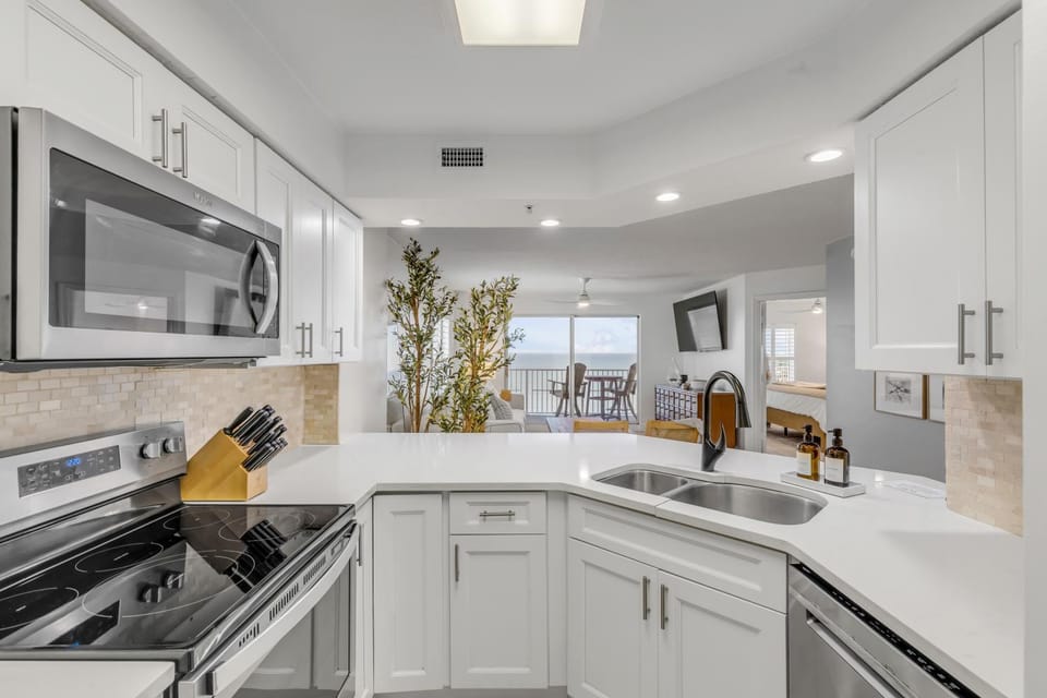 Updated direct oceanfront corner 2/2 with stunning beach views, a heated pool, and parking garage Apartment in Ormond By The Sea