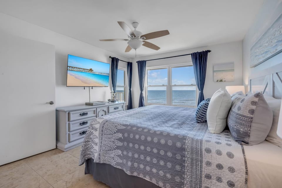 Direct oceanfront 2/2 condo with large private balcony, heated pool, and garage parking Apartment in Ormond By The Sea