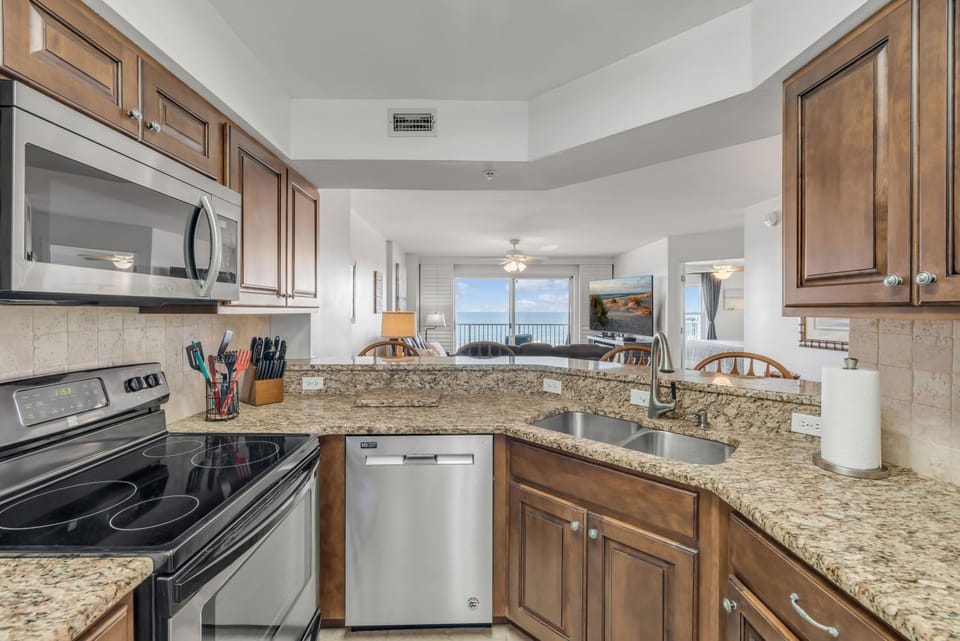 Direct oceanfront 2/2 condo with large private balcony, heated pool, and garage parking Apartment in Ormond By The Sea