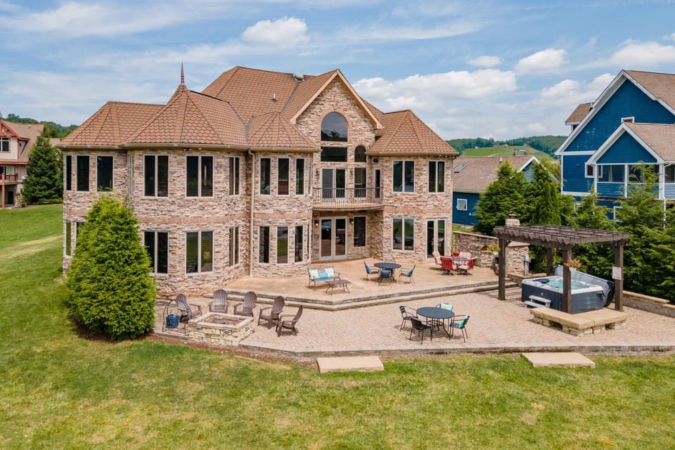 Castle at the Lake by Railey Vacations House in Deep Creek Lake