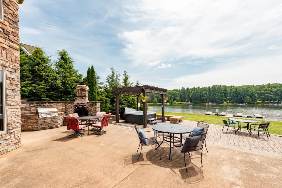 Castle at the Lake by Railey Vacations House in Deep Creek Lake