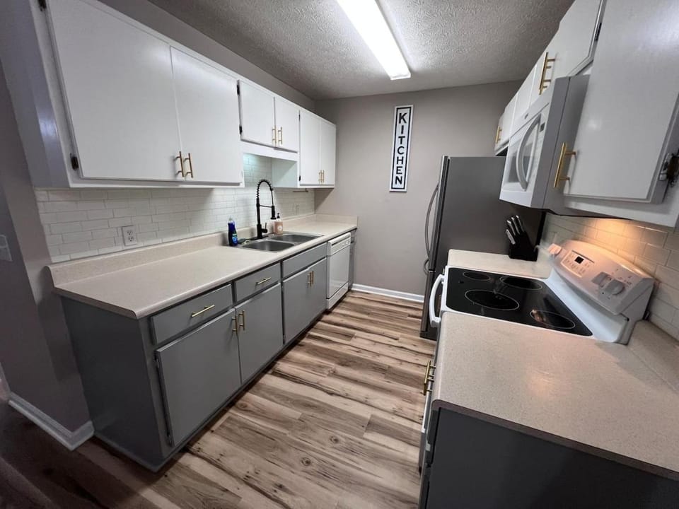 First Cast Apartment in Upper Grand Lagoon