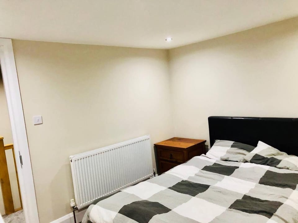 Bed, Photo of the whole room, Bedroom, acessibility