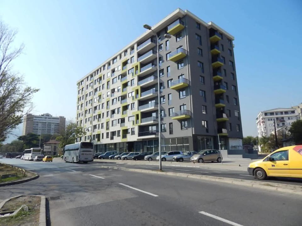 Property building, Day, Neighbourhood, City view, Street view, Location, Parking