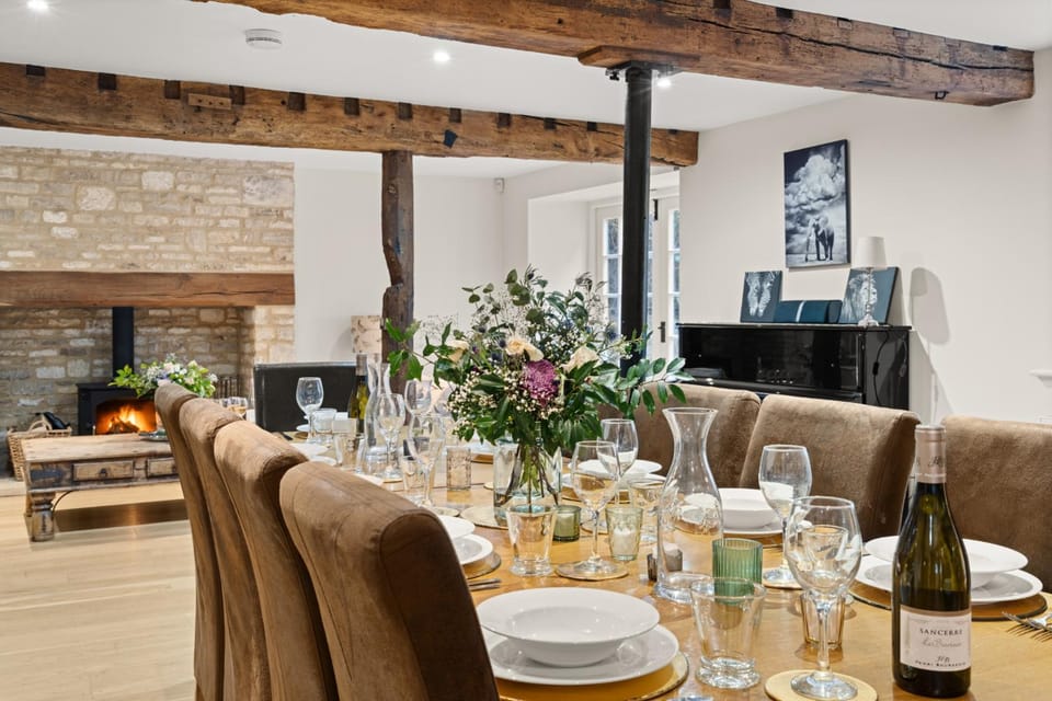 Living room, Seating area, Dining area, fireplace