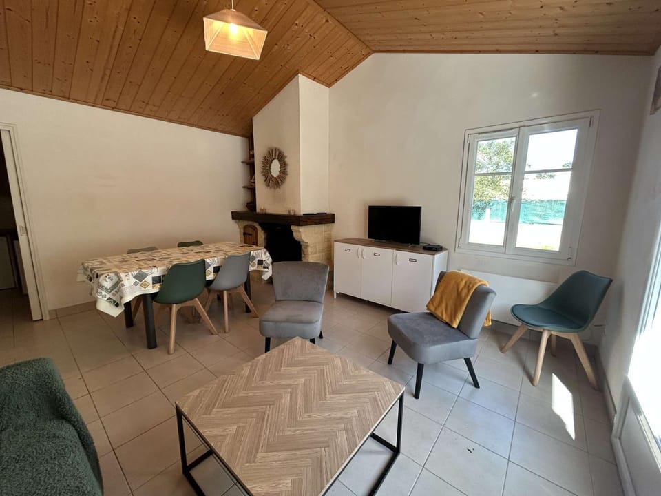 Communal lounge/ TV room, Living room, Seating area, Dining area