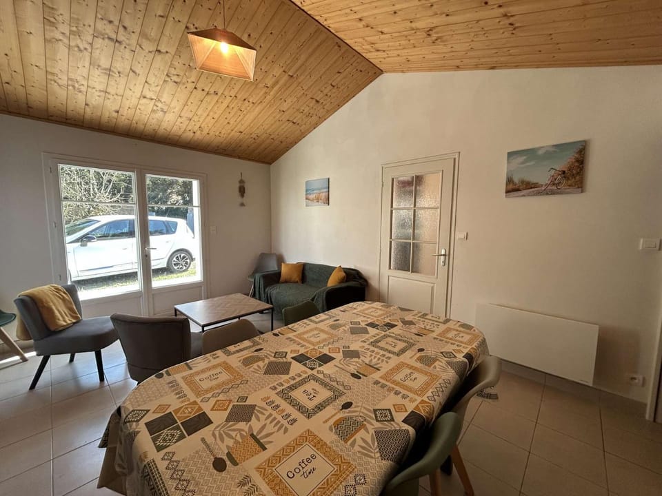 Seating area, Dining area