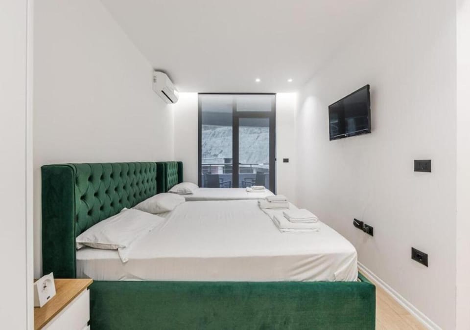 Bed, TV and multimedia, Photo of the whole room, Bedroom, towels