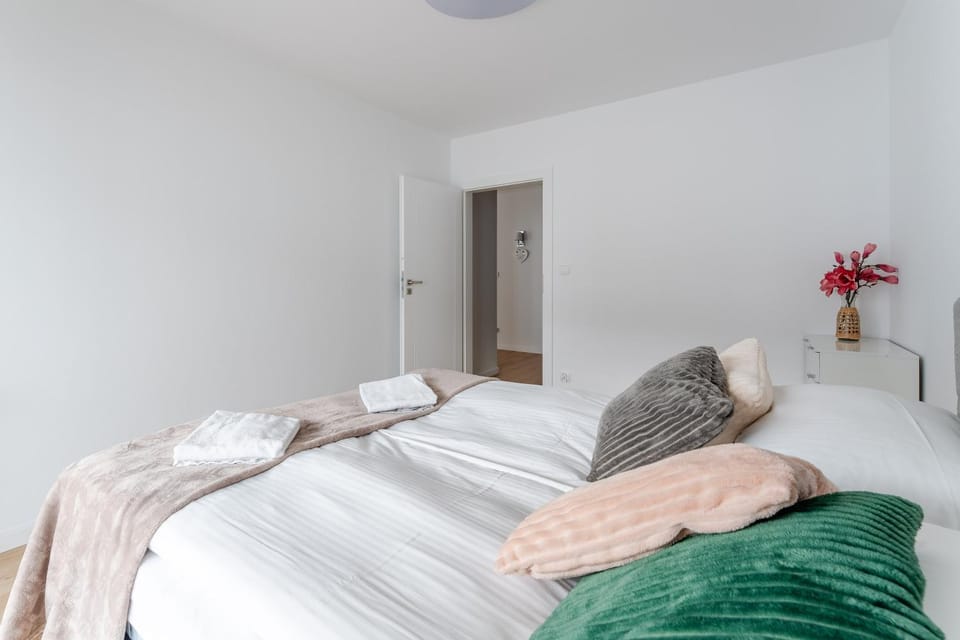 Bed, Bedroom, towels