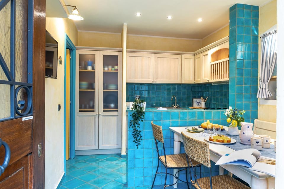 TV and multimedia, Kitchen or kitchenette, Living room, Food and drinks, Seating area, Dining area, Food, minibar, pet friendly, stove