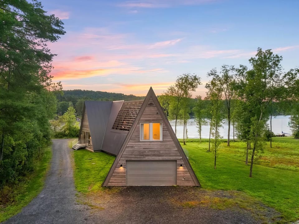 Lake Bomoseen - Lake Access, Fire Pit & BBQ House in Castleton
