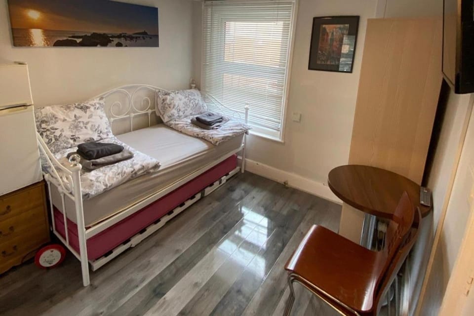 Bed, TV and multimedia, Photo of the whole room, Seating area, Bedroom, towels