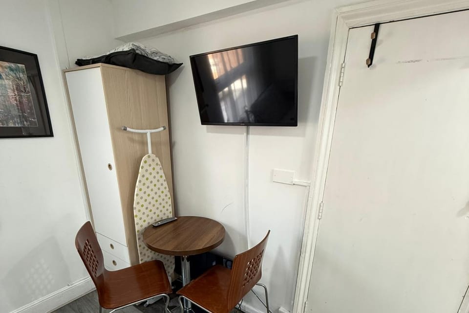 Communal lounge/ TV room, TV and multimedia, wardrobe