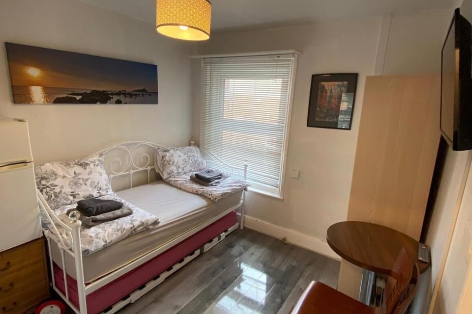 Bed, TV and multimedia, Photo of the whole room, Seating area, Bedroom, towels