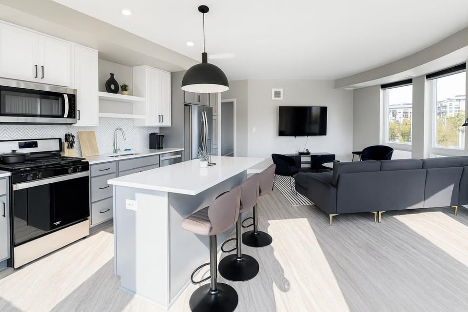 Kitchen or kitchenette, Living room, Seating area, Dining area