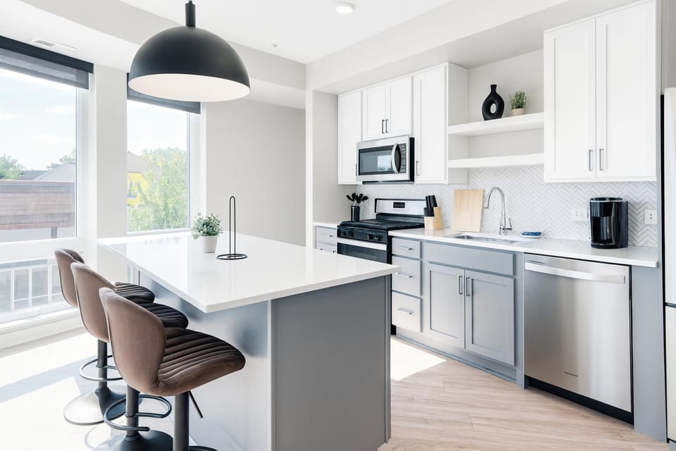 Kitchen or kitchenette, Dining area