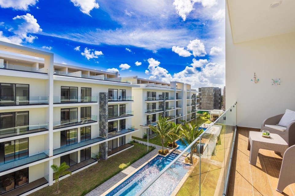 Property building, Balcony/Terrace, Swimming pool