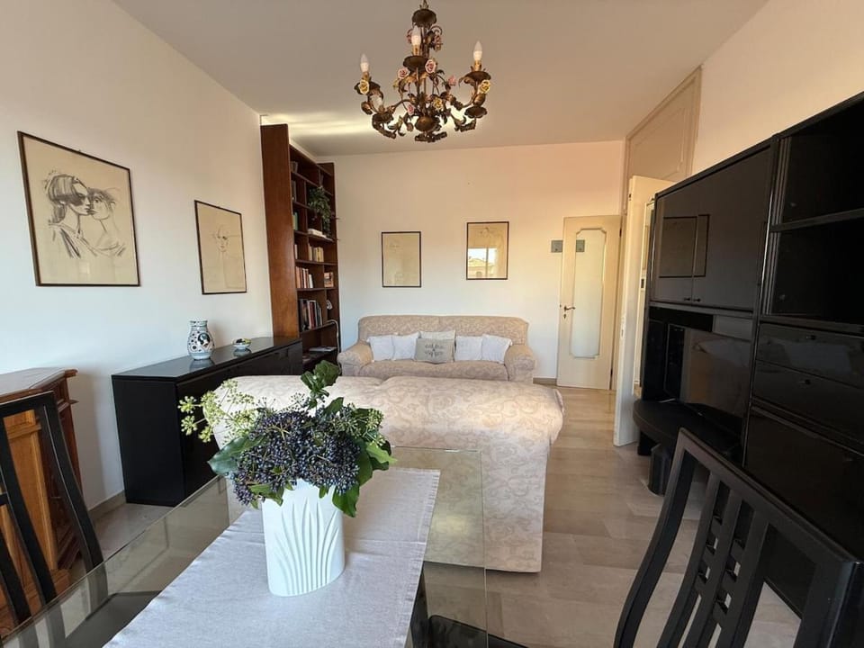 Bed, TV and multimedia, Living room, Seating area