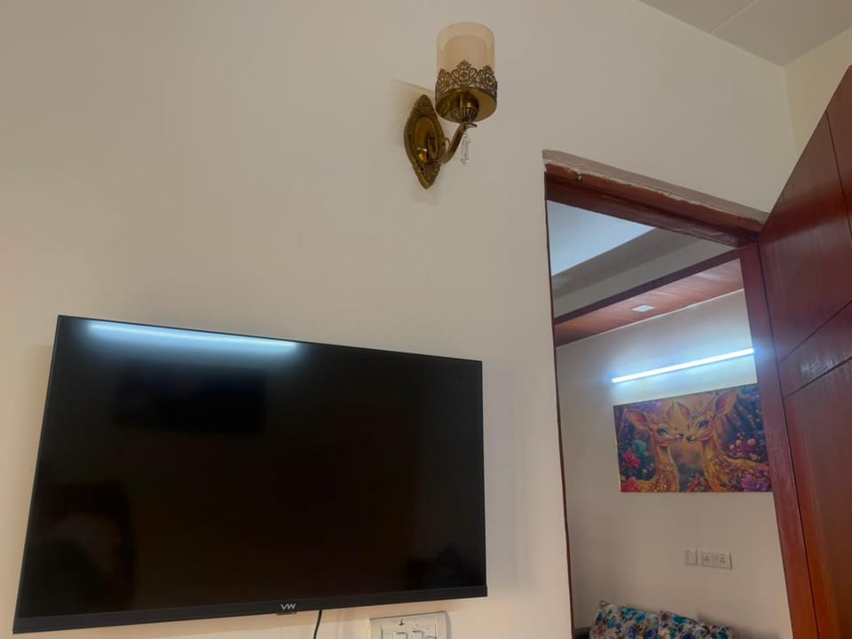 Tofino -1 BHK airconditioned serviced apartment with a forest view fully furnished with wifi ,fridge,smart tv,washing machine , operational kitchen and lift facility Apartment in Uttar Pradesh
