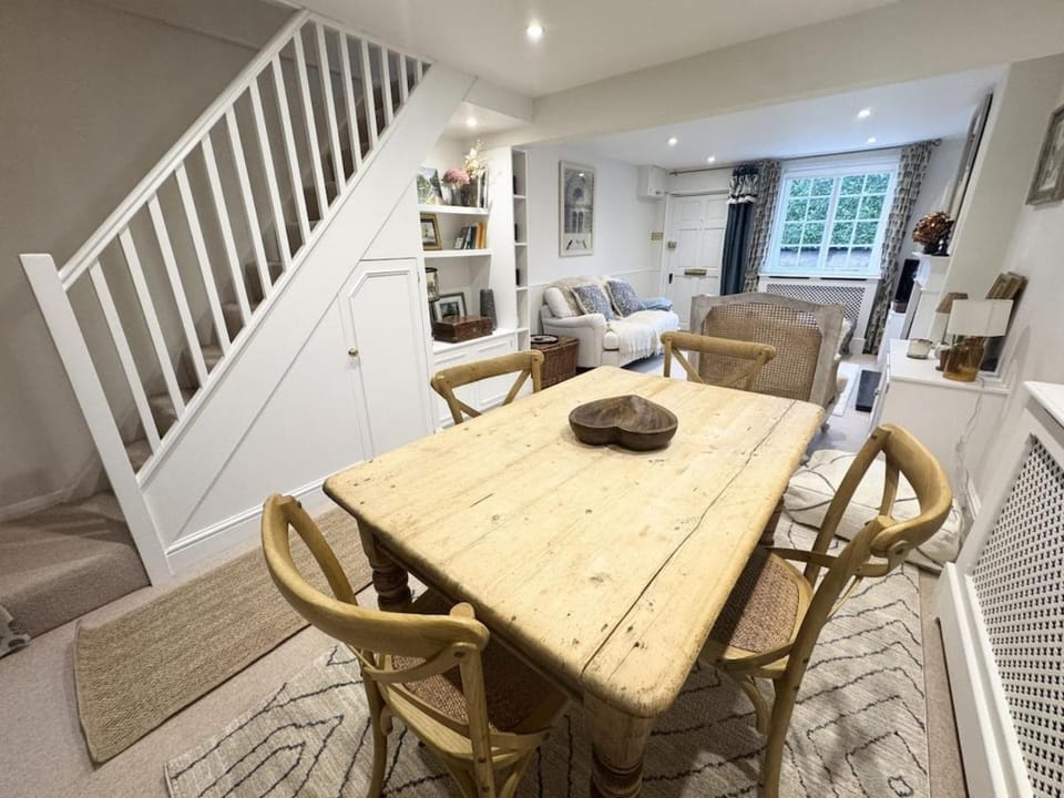 2 Bed Cottage in Cookham with Garden & Parking House in Wycombe District