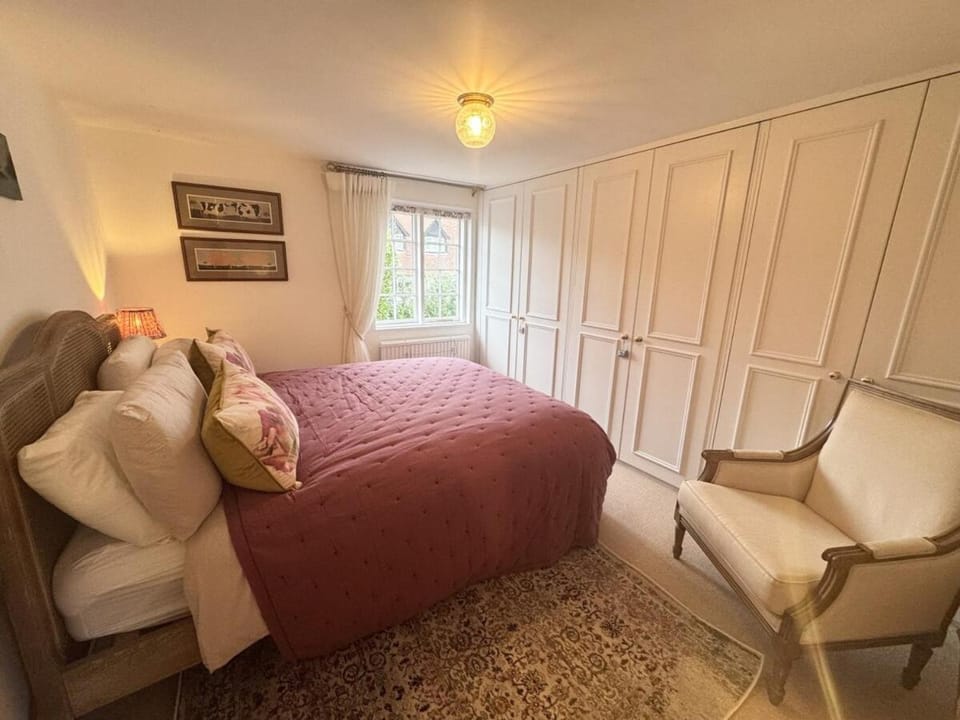 2 Bed Cottage in Cookham with Garden & Parking House in Wycombe District