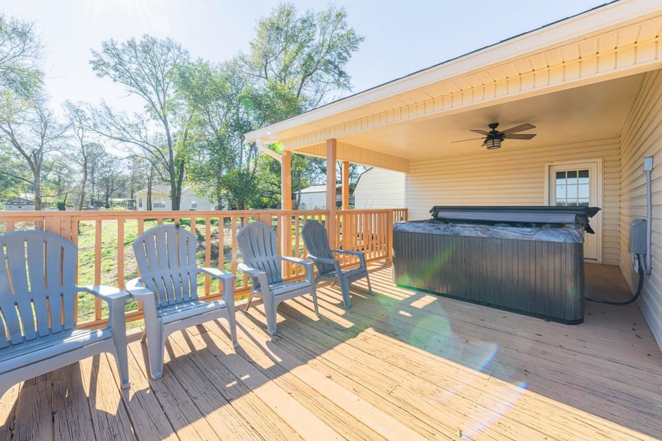 Private Dock & Hot Tub: Lakefront Eufaula Escape House in Eufaula