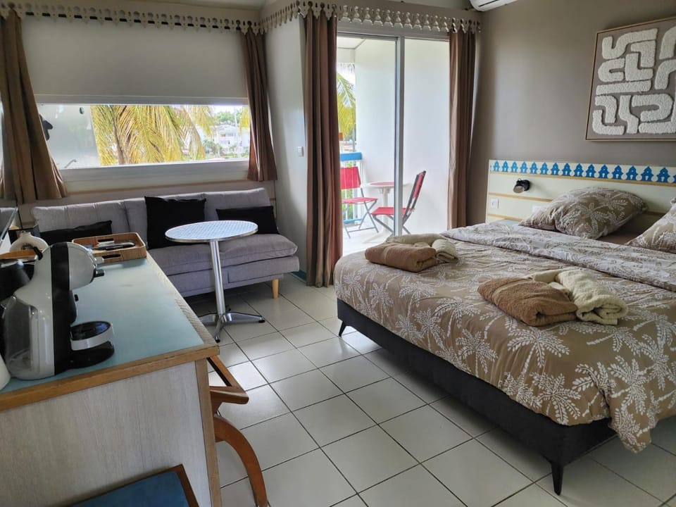 Bed, Photo of the whole room, Seating area, Bedroom
