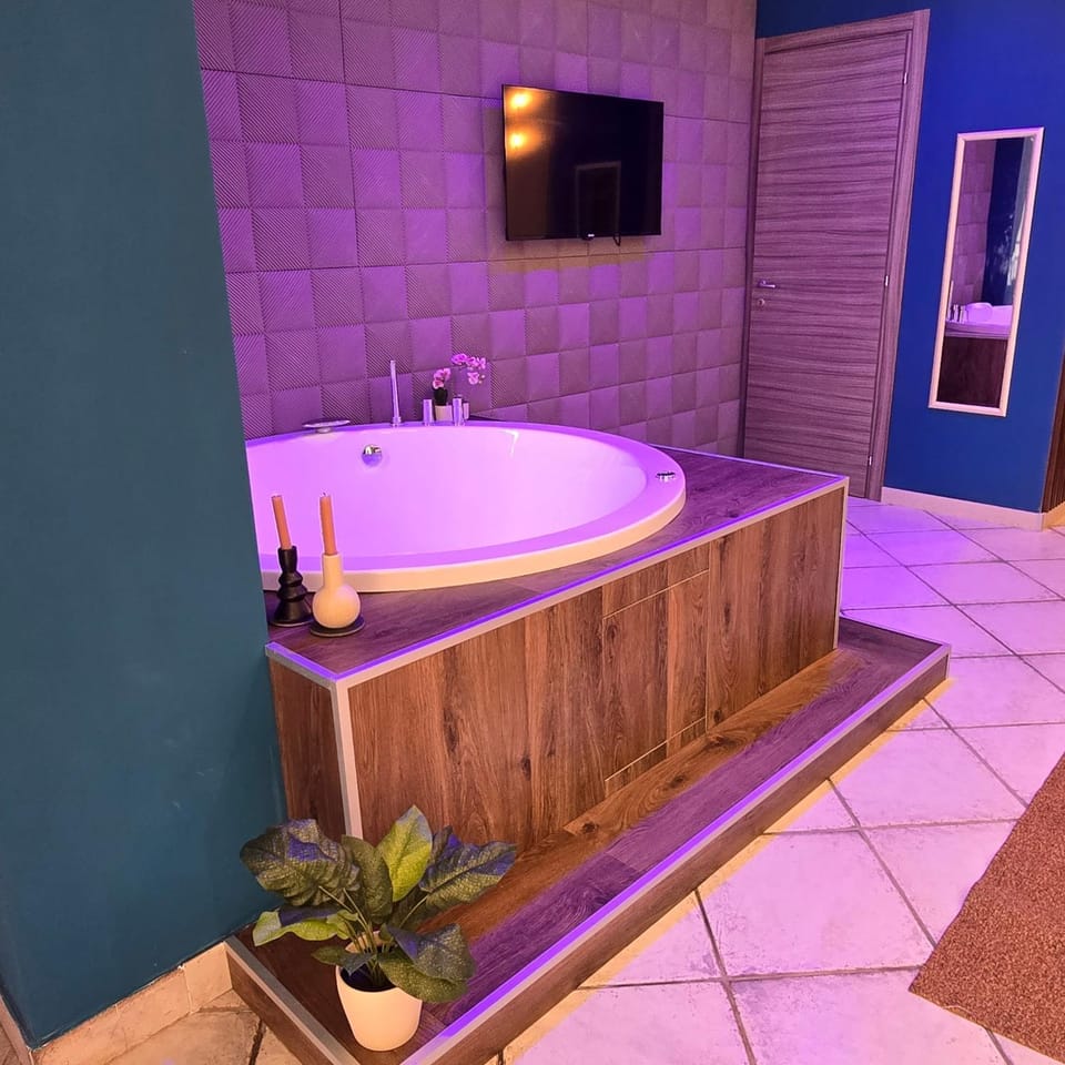 Hot Tub, TV and multimedia