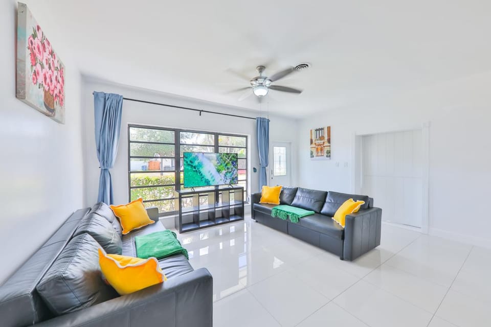 Aventura Ives Family Home House in Ives Estates