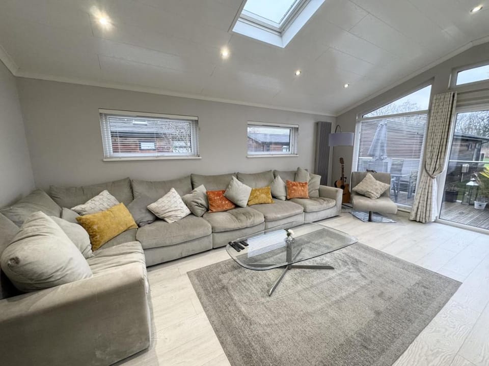 Modern 2 bed cabin with River Views Cabin in Wycombe District