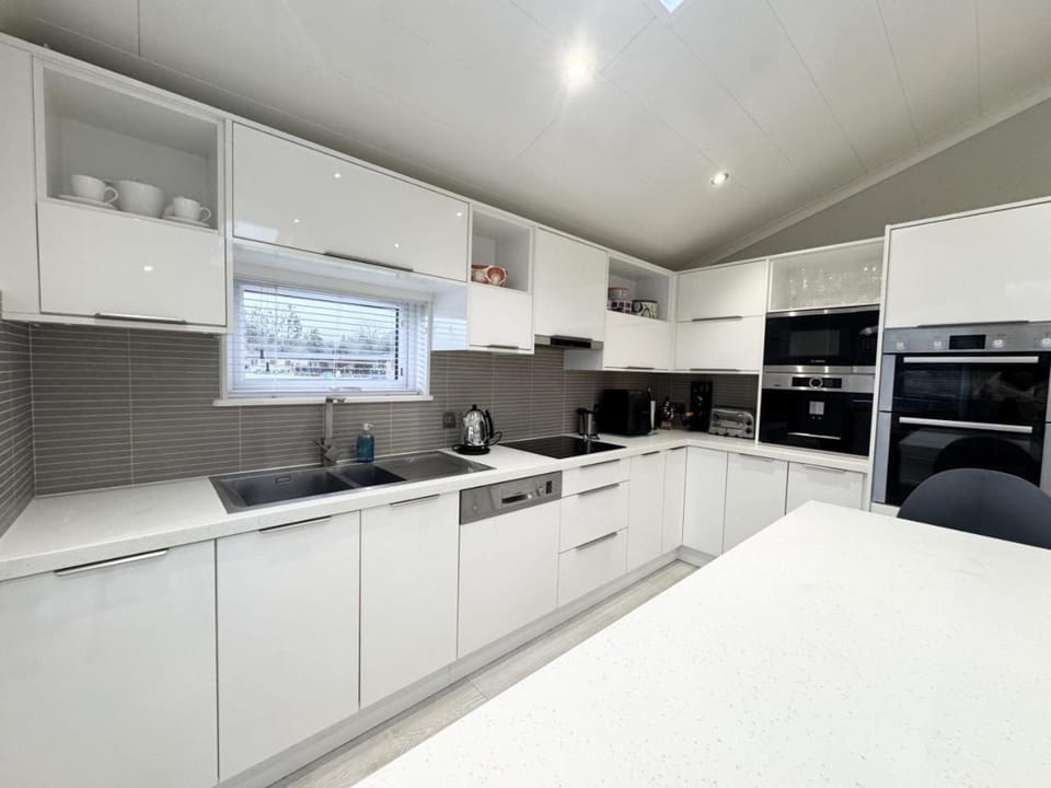 Modern 2 bed cabin with River Views Cabin in Wycombe District