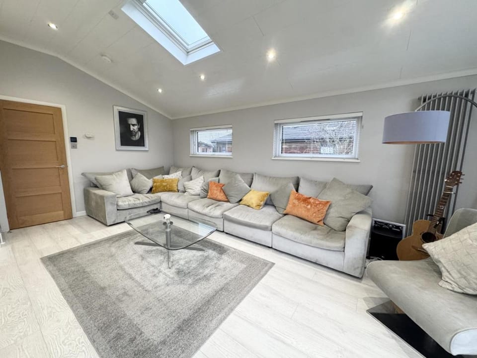 Modern 2 bed cabin with River Views Cabin in Wycombe District