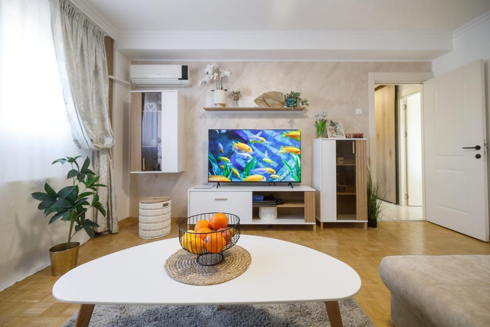 TV and multimedia, Living room, Seating area, air conditioner