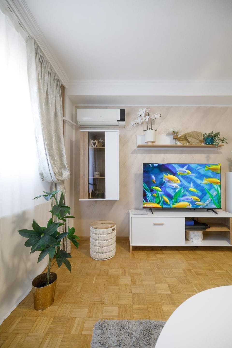 TV and multimedia, Photo of the whole room, Decorative detail