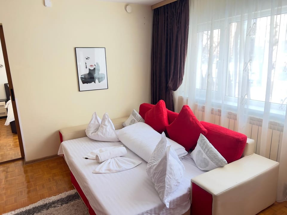 Bed, Living room, Bedroom, towels