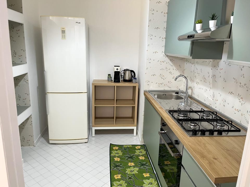 Coffee/tea facilities, Kitchen or kitchenette, oven, stove
